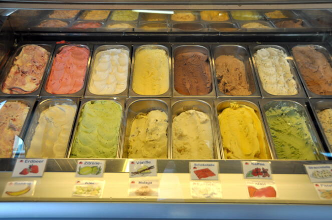 Eisvitrine Café-Kondiotorei Stöger