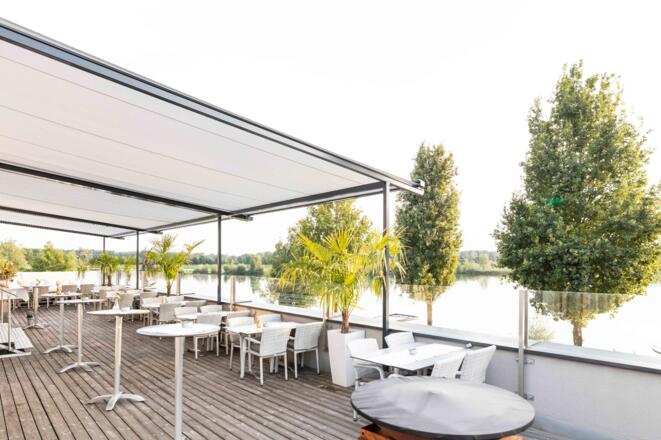 Dachterrasse mit Blick auf See
