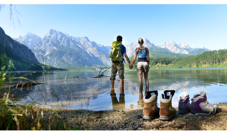 bar-und-rezeption-jufa-hotel-almtal-beleuchtung