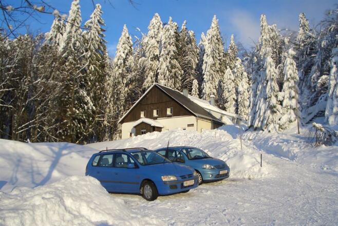 Waldhaeusl im Winter