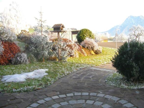 Vogelblockhaus mit Steingarten im Rauhreif