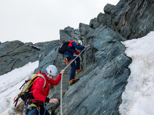 Entlang eines Hanfseiles geht es die letzten Meter hinab auf den Gletscher.