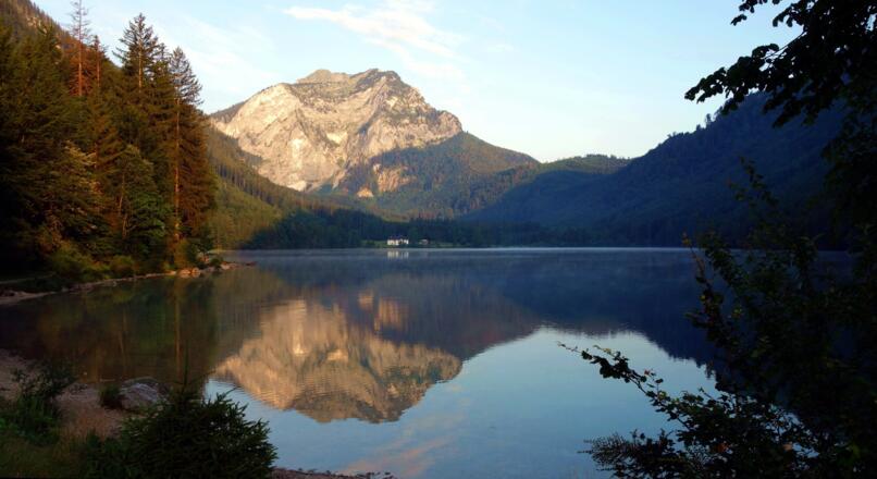Voderer Langbathsee mit Brunnkogel