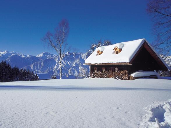 Schneebedecktes altes Haus in Bad Goisern am Hallstättersee
