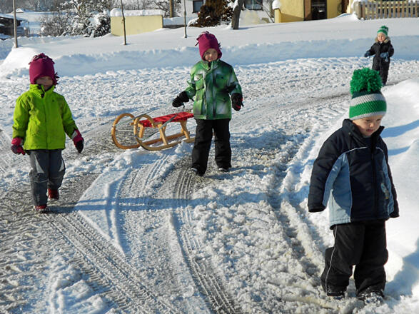 Kinder_Winter_Schlitten.jpg