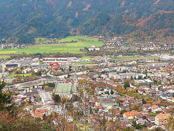 Blick auf die Stadt Schwaz mit dem markierten Bahnhof als Ausgangspunkt für die schöne Bike-Tour zur alten Kellerjochhütte.