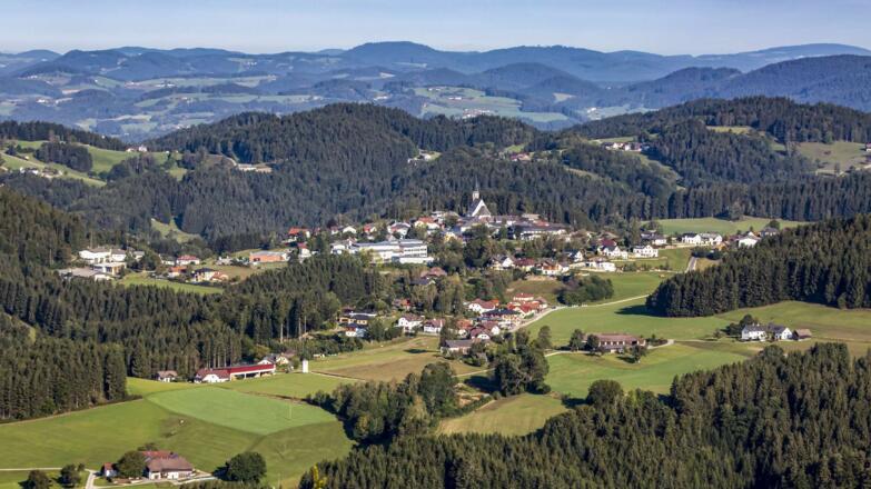 Blick nach St. Georgen am Walde vom Burgstallkreuz