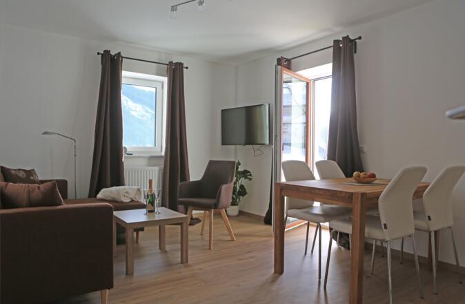 Wohnzimmer in der Ferienwohnung Gosaubachblick