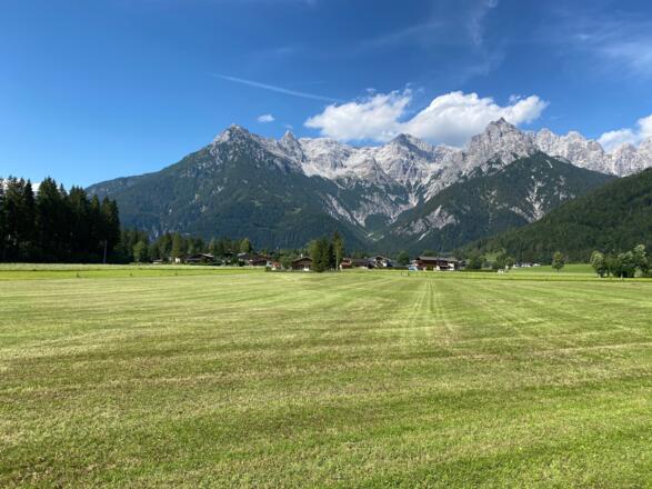 Blick zu den mächtigen Felsbergen der Loferer Steinberge.