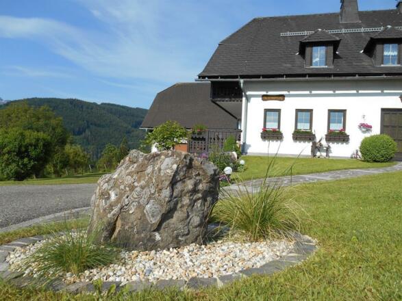 Steinbesonderheiten vor dem Haus