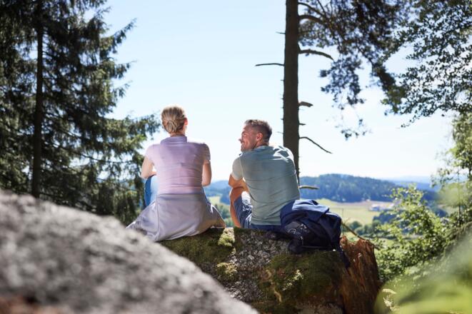 MuehlviertlerAlmFreistadtWandernPaarRastFelsen_OberoesterreichTourismusGmbHAlexanderKaiser.jpg