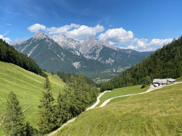 Die Winterstelleralm ladet zu einer Einkehr ein.