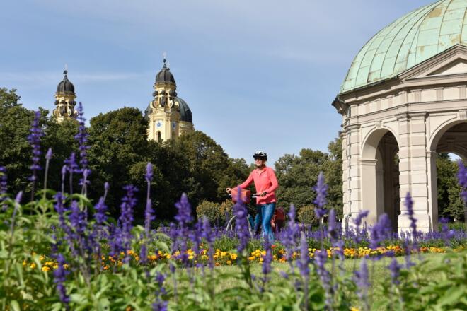 Radlerin im Hofgarten in München