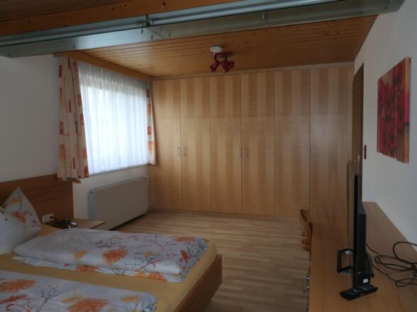 Schlafzimmer 1 b