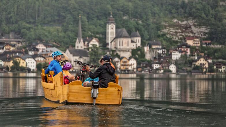 Biketransport mit der Zille über den Hallstättersee