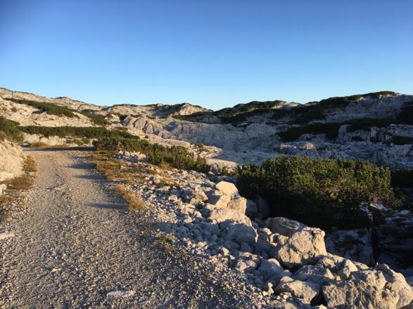 Wanderweg durch Karstlandschaft