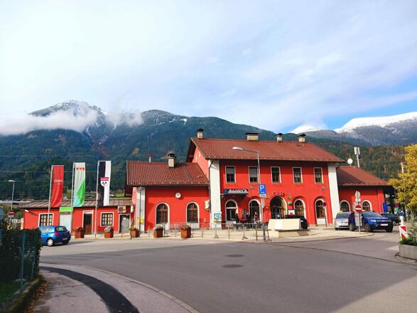 Der Bahnhof in Schwaz bietet sich als Ausgangspunkt für verschiedene Mountainbike-Touren an, so auch für jene zur Alten Kellerjochhütte.