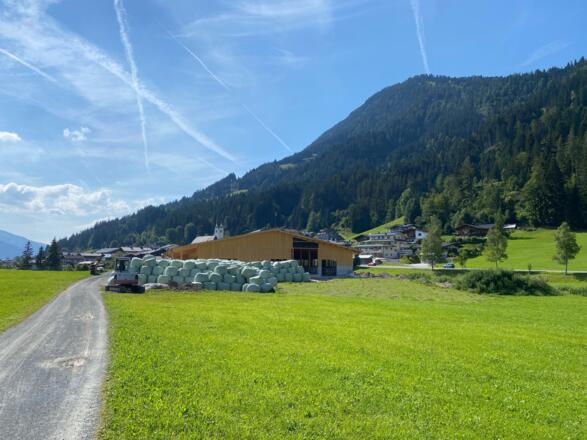 Sonnseitig geht es immer wieder an großen Höfen vorbei in Richtung St. Johann i. Tirol.