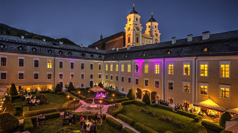 Hotel Schloss Mondsee bei Nacht