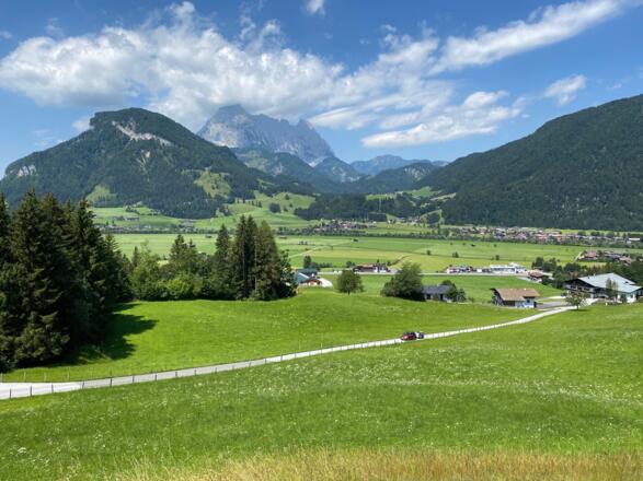 In Habach, einem Ortsteil von Kirchdorf i. Tirol führt die Anfahrt vom Talboden hinauf zu den Almgebieten von Heisen- und Gerstbergalm