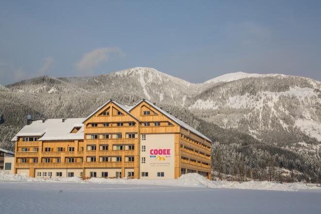 COOEE alpin Hotel Dachstein von außen im Winter