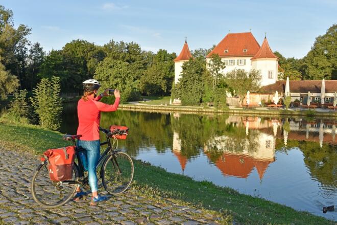 Radlerin am Schloss Blutenburg
