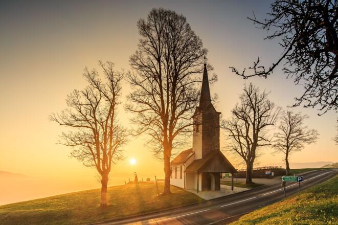 Kronbergkapelle bei Sonnenuntergang