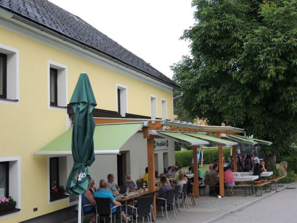 gemütlich sitzen im Schatten des Nussbaumes
