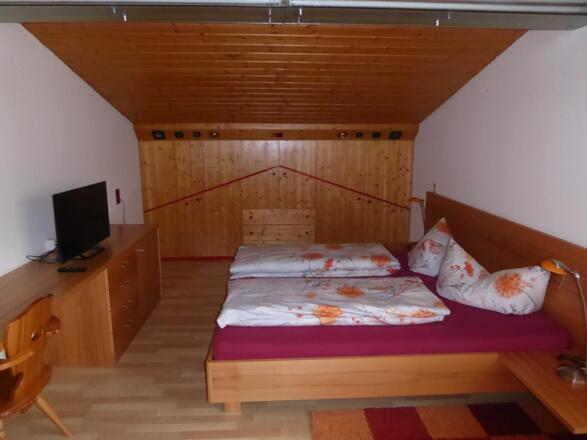 Schlafzimmer 1 a