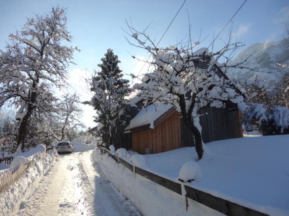 Winterliche Hauszufahrt zum Ferienhaus