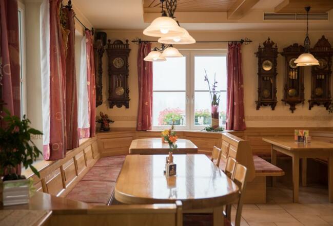 Gaststube mit Uhrensammlung