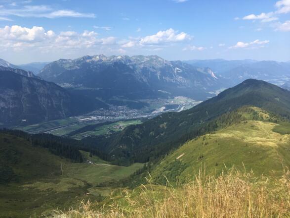 Blick ins Inntal und hinüber nach Jenbach bzw. Eben a. Achensee. Darüber thront das Rofangebirge.