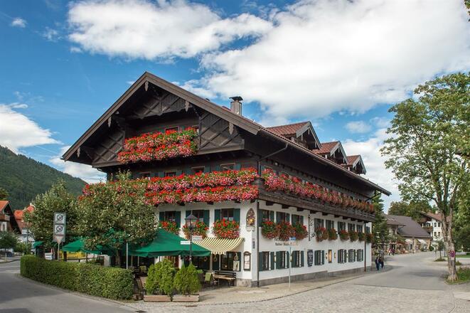 Hotel außen grüne Schirme (2)