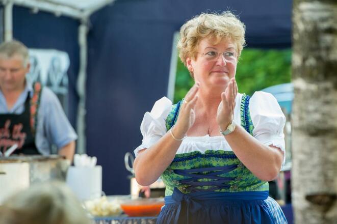 Die Chefin bei der Grillparty