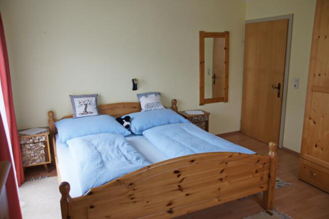 Schlafzimmer mit Doppelbett der Ferienwohnung Gosaukamm
