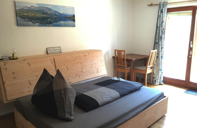Bett und Balkonausblick am Oberleitner Hof