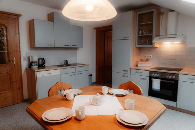 Esstisch mit Küche - Ferienwohnung Anni's Ausblick in Bad Goisern