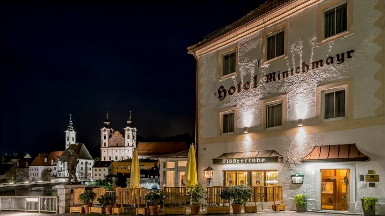 Hotel Minichmayr bei Nacht