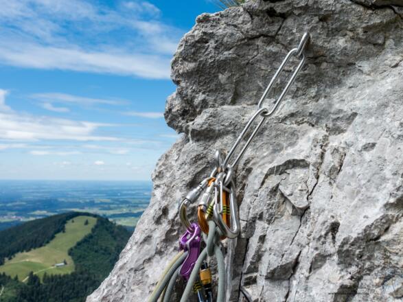 Endlich! Ganz oben befindet sich ein geklebter Abseilstand.