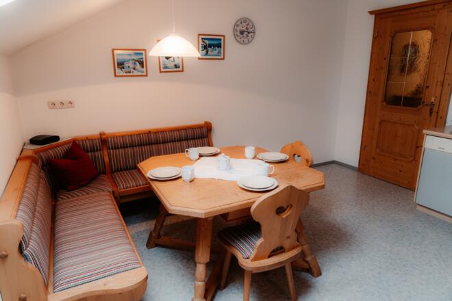 Essecke mit Tisch - Ferienwohnung Anni's Ausblick in Bad Goisern