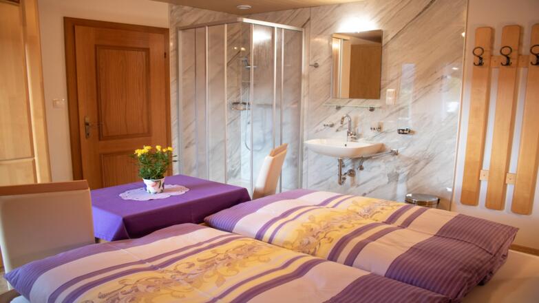 Dusche im Schlafzimmer
