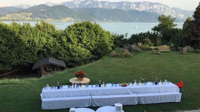 Villa Weiss - Festliche Tafel auf der Terrasse mit Blick ueber den See auf das Hoellegebirge