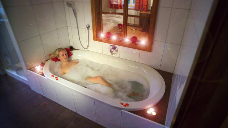 Wildholzsuite mit Badewanne für zwei Hotel Ragginger Nußdorf am Attersee