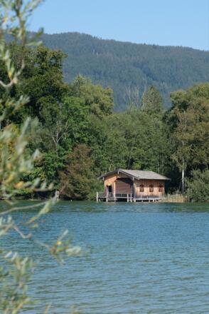 Blick vom Westufer auf die Insel Wörth mitten im Schliersee
