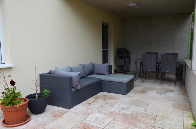 Terrasse mit Outdoor-Lounge und Grillmöglichkeit