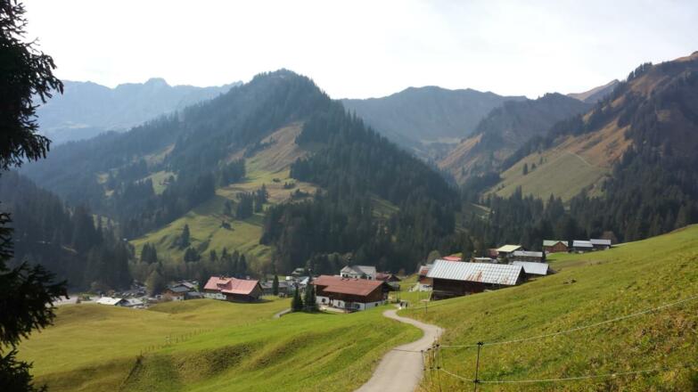 Wanderweg nach Baad hinab