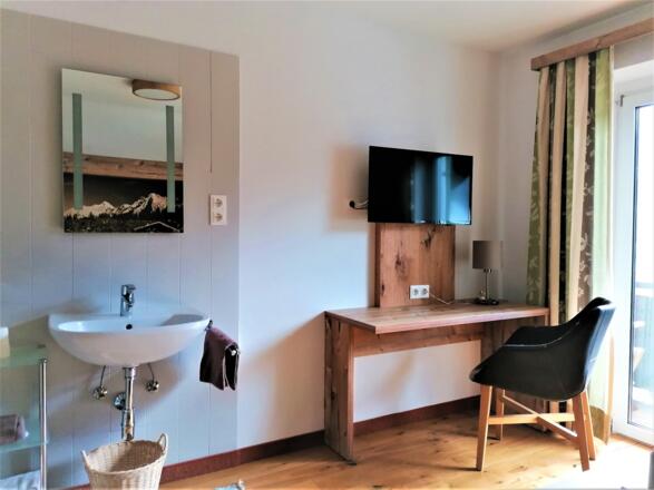 Schreibtisch und TV Bereich