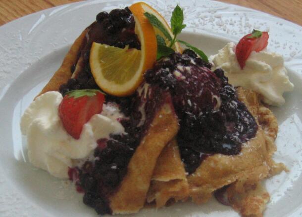 hausgemachte Eispalatschinke mit warmen Heidelbeeren