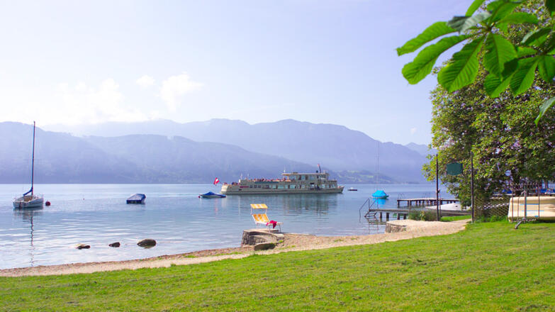 Badestrand mit Liegewiese Hotel Ragginger Nußdorf am Attersee