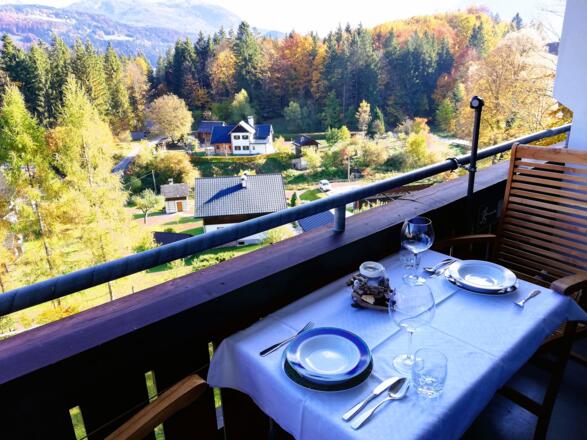 Balkon mit Tisch und Sessel im Lebensfreude Appartement in Bad Goisern am Hallstättersee